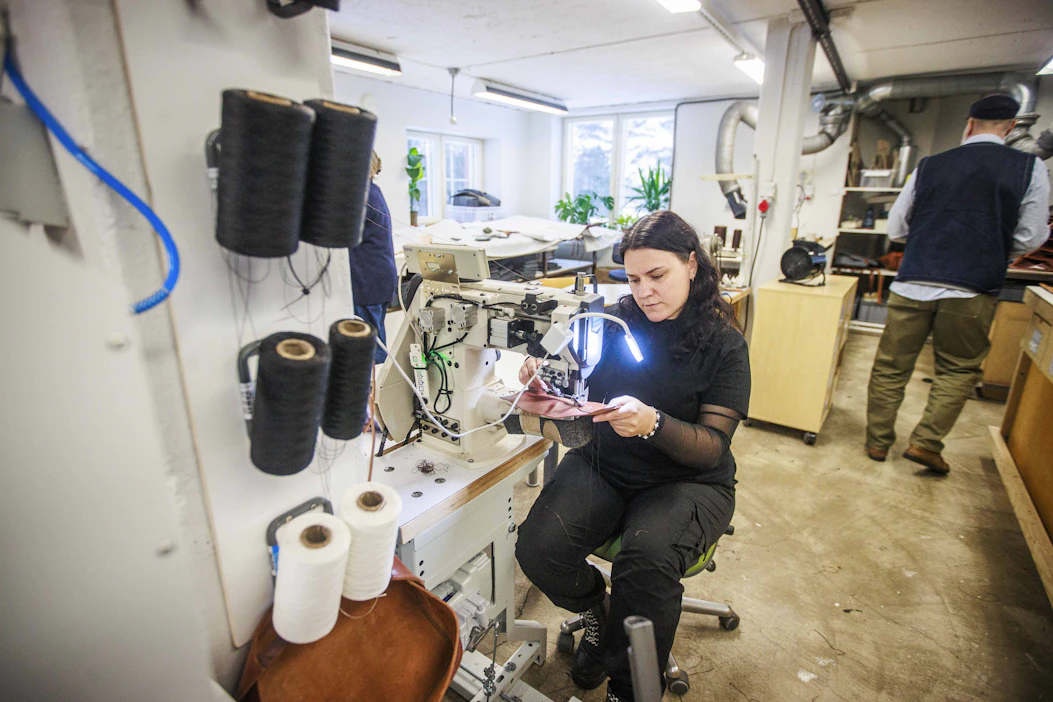 Elli Sihvo suoritti viime syksynä nahkasepän koulutusohjelman. Sen myötä avautui työpaikka nahkalaukkuja valmistavalla Kasperilla.