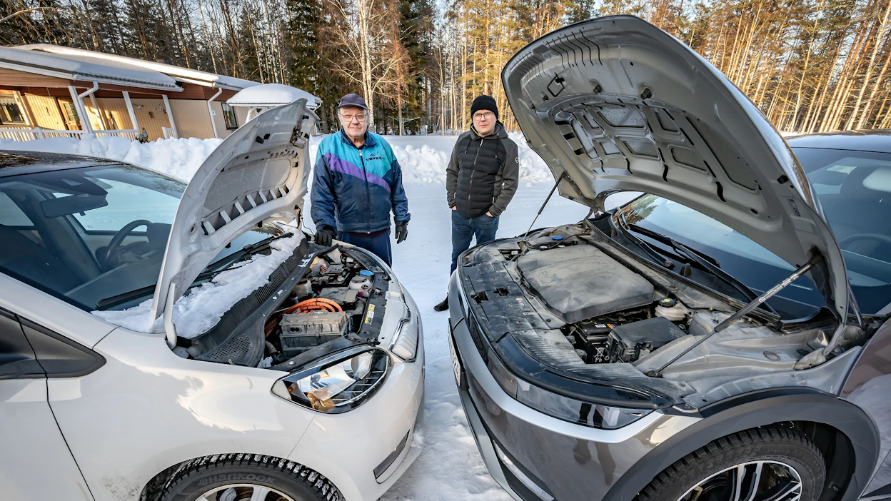 Kaksi sukupolvea, kaksi sähköautoa. Matti Nummijärvi, 80, on iästään huolimatta vannoutunut sähköauton kannattaja. Marko Nummijärvi pitää sähköistä voimalinjaa taloudellisena vaihtoehtona maaseudun ajoihin.
