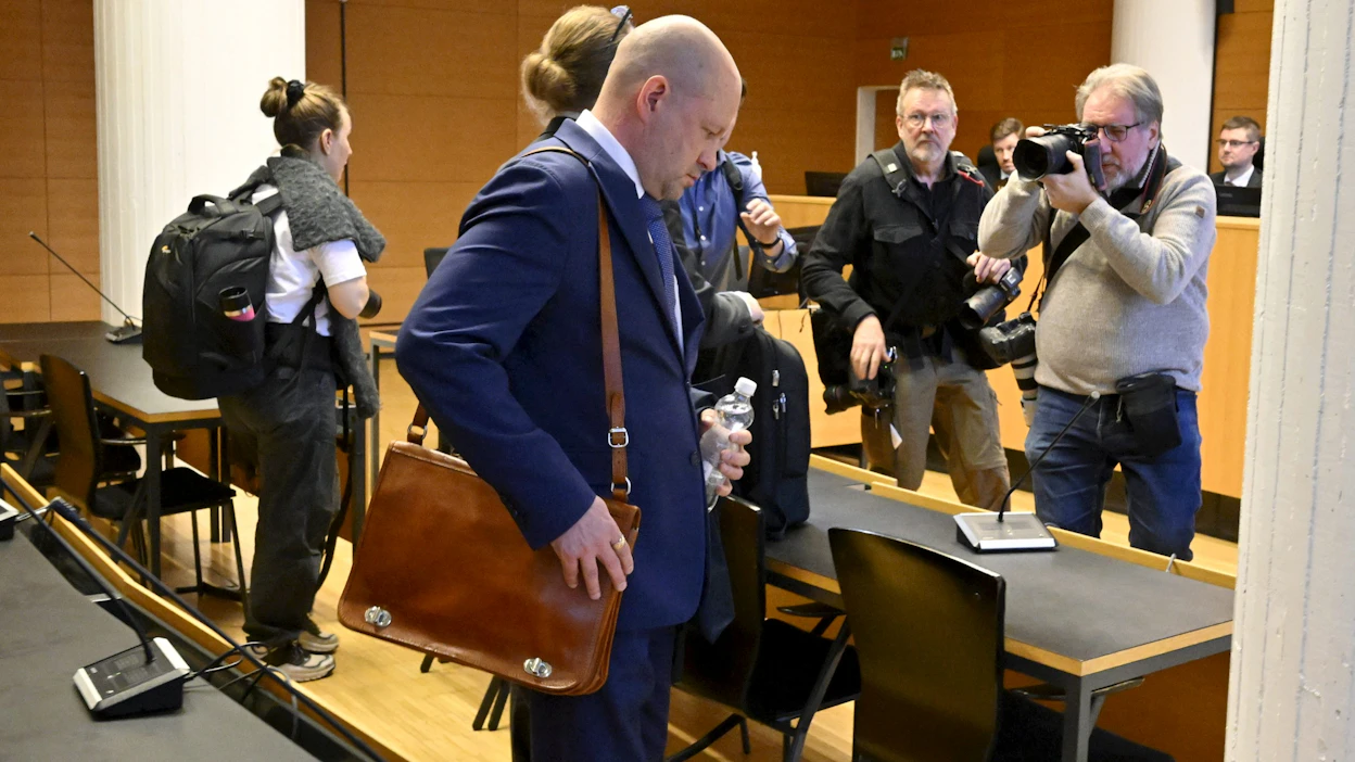 Helsingin käräjäoikeudessa alkoi tänään oikeudenkäynti poliisikansanedustaja Timo Vornasen (tv.) syytteistä. LEHTIKUVA / Markku Ulander.