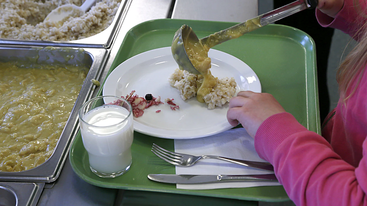 Kouluruokaa ottamassa. Kuvituskuva.