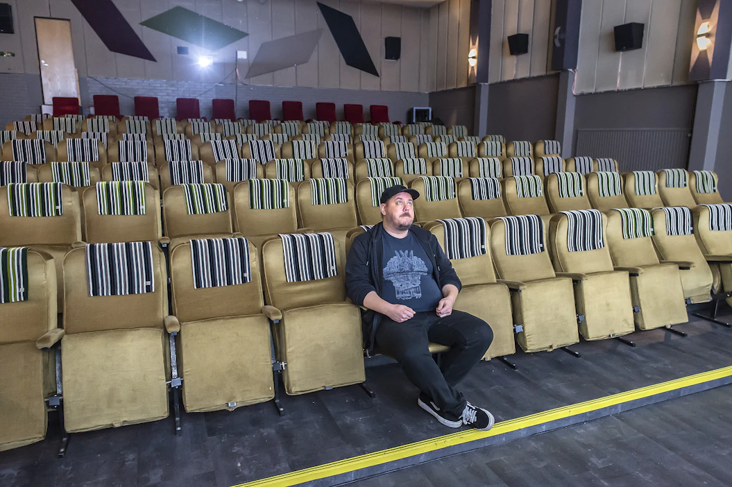Mikko Jokipii on tuttu näky Kino Jalasjärvessä viikonloppuisin. ”Minulta kysellään usein, että olenko täällä aina. Vastaan, että mitä muuta minä perheettömänä ihmisenä tekisin.”