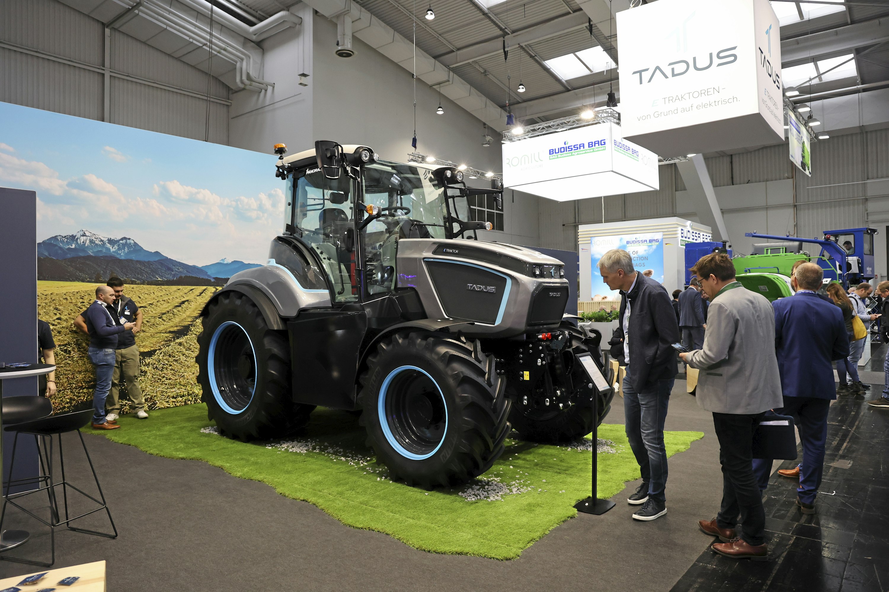 Saksalaisen Tadus-sähkötraktorin ympärillä riitti kuhinaa. Varsin suurella, tarvittaessa viidessä minuutissa vaihdettavalla 196 kWh:n akulla varustetun traktorin maksimiteho on 160 hevosvoimaa, jatkuvaa tehoa on tarjolla 110 hevosvoimaa. Suurin latausteho on tasavirralla 120 kW. Esisarjatuotanto alkaa valmistajan mukaan vuonna 2026.
