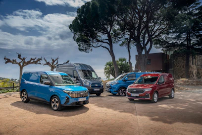 Nyt Fordin pakettiautomallisto on saatavilla kauttaaltaan sähköisenä, kun eturivin täyssähköinen E-Transit Courier (vasemmalla) ja Transit Connect (oikealla) ladattava hybridi ovat saapuneet markkinoille.