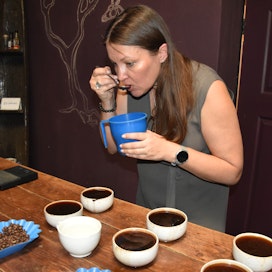 Kahvin laatua tarkkaillaan viikottain maistelemalla. Teija Lublinkhofin mukaan hyvä kahvi on täyteläistä ja hapokasta.