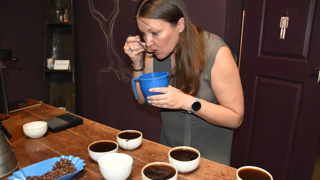 Kahvin laatua tarkkaillaan viikottain maistelemalla. Teija Lublinkhofin mukaan hyvä kahvi on täyteläistä ja hapokasta.