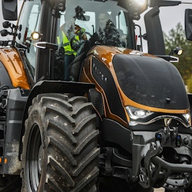 Valtra hallitsee tuttuun tapaan markkinoita Suomessa. Kuvassa Valtran kuudennen sukupolven S-sarjan traktori. 