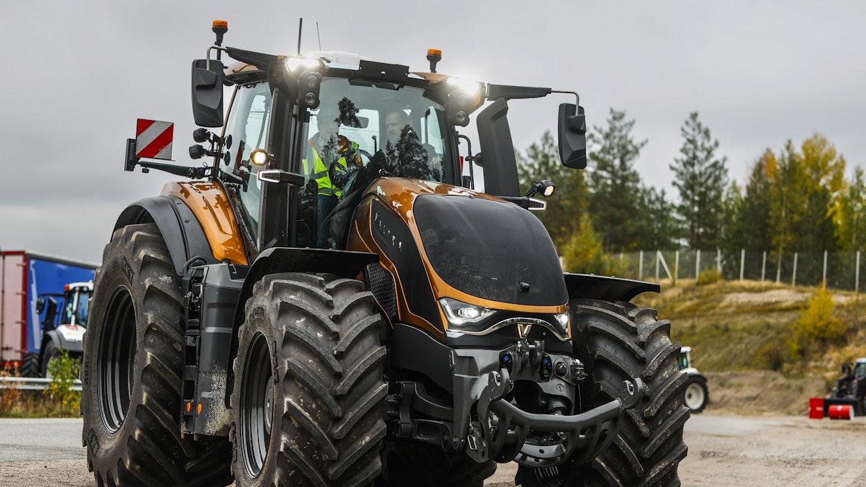 Valtra hallitsee tuttuun tapaan markkinoita Suomessa. Kuvassa Valtran kuudennen sukupolven S-sarjan traktori. 