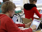 Nakkilan lukiossa psykologian tunnilla on käytössä tablettitietokoneet. Arkistokuva.