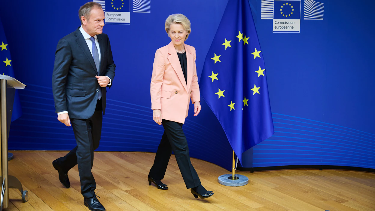 EU-komission puheenjohtaja Ursula von der Leyenin (oik.) lupaama strateginen dialogi EU-maatalouden tulevaisuudesta käynnistyy. Pääministeri Donald Tuskin johtama Puola on yksi niistä jäsenmaista, jossa viljelijät suhtautuvat hyvin kielteisesti komission viime vuosien ympäristö- ja ilmastoratkaisuihin.