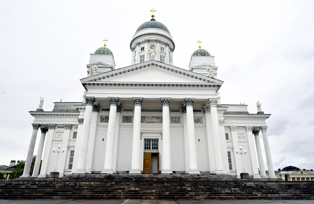 Uusi kirkkolaki tulee voimaan heinäkuun alussa. Arkistokuvassa Helsingin tuomiokirkko. Lehtikuva / Markku Ulander.