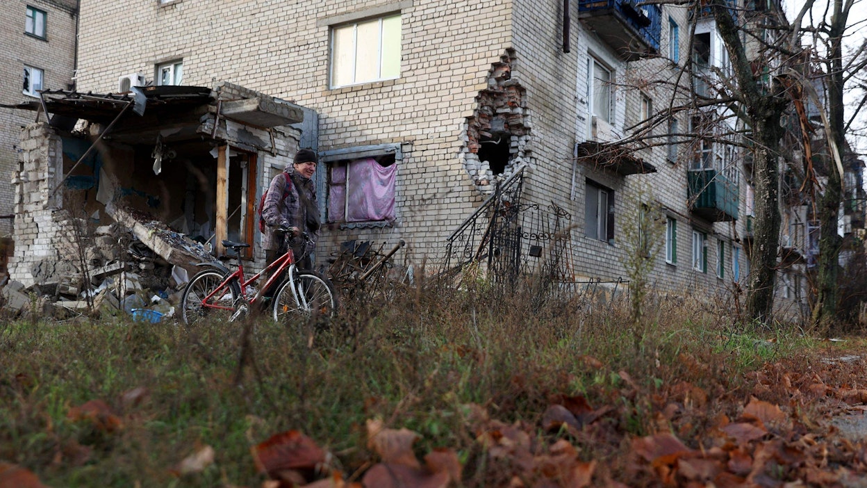 Paikallinen taluttaa pyörää Lymanissa Donetskissa 24. marraskuuta. Kuvituskuva. LEHTIKUVA/AFP. 
