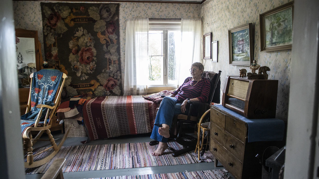 Alzheimer-huone on sisustettu 1950-luvun esinein ja tekstiilein. Täällä Pirkko Lahti tuudittautuu menneen maailman muistoihin.