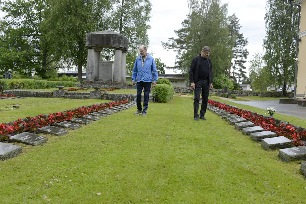 Saarijärven Mahlunkylässä asuvat Tapani Kankaanpää (vas.) ja Tapio Vilkkilä yllättyivät, kuinka nopeasti Kurikan sankarihautojen nimilaattojen tekstien näkyvyys oli heikentynyt.