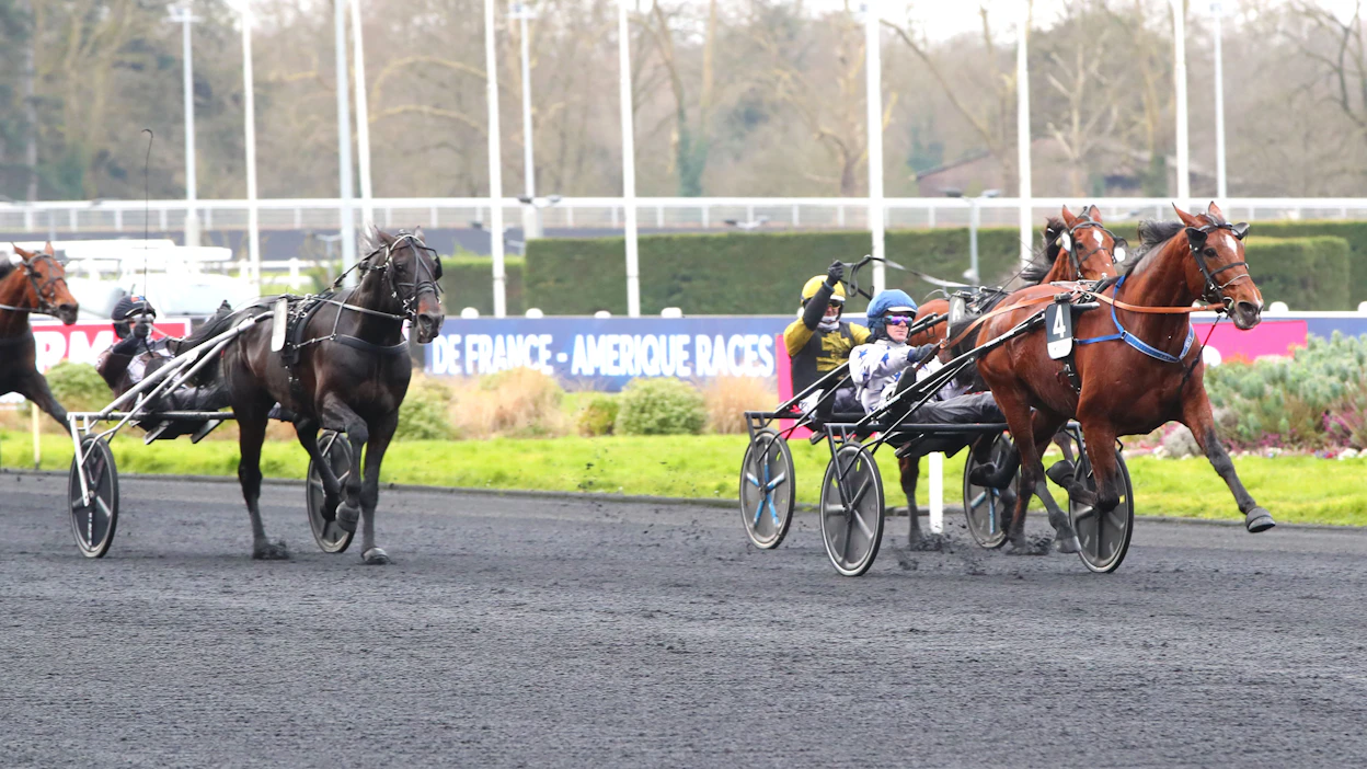 Go On Boy ottaa omansa Prix de Francessa valmentajansa Romain Derieuxin istessa rattailla eleettömänä. Leo Abrivard käskee Inmarosaa kovemmin ja Don Fanucci Zet kirii kolmanneksi.