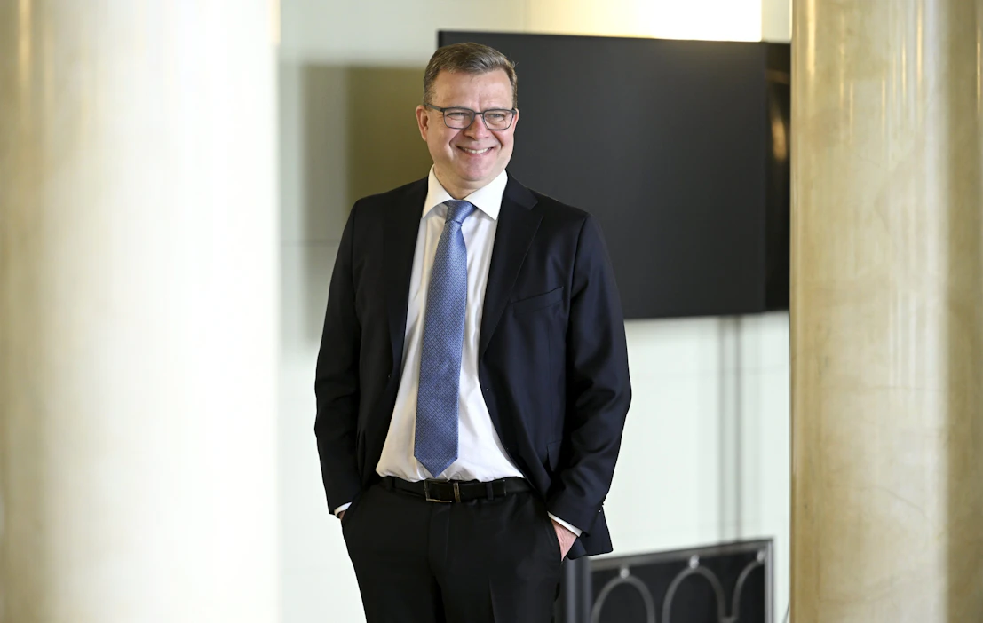 Hallitustunnusteluja vetävä kokoomuksen puheenjohtaja Petteri Orpo eduskunnan kahvilassa tiistaina. LEHTIKUVA / HEIKKI SAUKKOMAA.