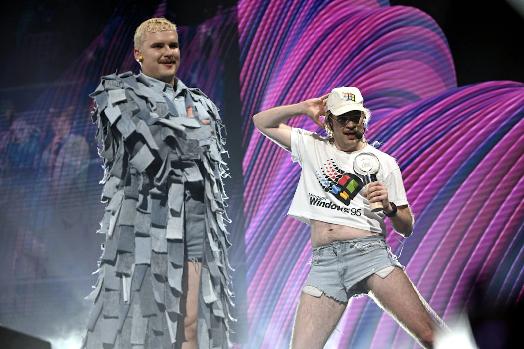 Windows95manin eli Teemu Keisterin (oik.) ja edustuskappaleen laulajan Henri Piispasen mielestä Euroopan yleisradioliiton tulisi sulkea Israel pois kilpailusta. LEHTIKUVA / ANTTI AIMO-KOIVISTO.