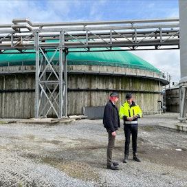 Aluejohtaja Tijl Goens vihannesyhtiö Ardosta ja Wouter Platteau biokaasuyritys BiogasTecistä Ardon biokaasulaitoksen edustalla.