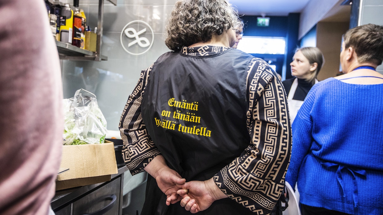 Outi Koskinen on tänään hyvällä tuulella.