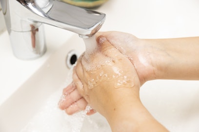 Influenssa tarttuu pääasiassa yskittyjen ja aivastettujen pisaroiden tartuntana ilmasta ja käsien välityksellä pinnoista.