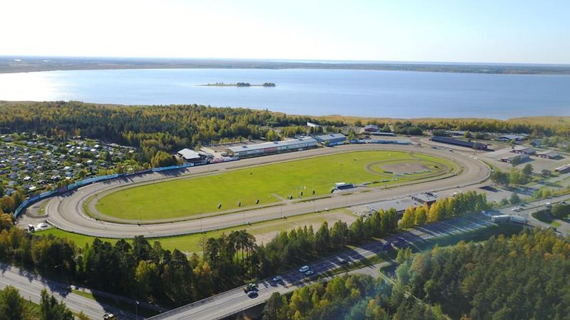 Oulun raviradan ovaalilla mitellään syksyn aikana Junior Champion -tittelistä. Poniohjastajien kisassa on tavallisuudesta poikkeavat palkinnot.