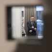 Rikosseuraamuslaitoksen vastuualuejohtaja Riitta Kari ja hankejohtaja Asko Miettinen esittelevät Oulun uuden vankilan selliosastoa.