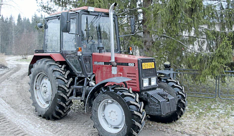 Belaruksen 240-sarjalaiset suorasuihkutusmoottorit olivat aikanaan kuuluisia verrattomasta sitkeydestään, mutta uudemmissa versioissa ei ole enää samaa riuskaaitävoimaa. Turbotus on halvin tapa saada pellin alle entisajan rähinää, eikö se tuleedes kovin kalliiksi. Ainoa ulospäin näkyvä muutos on suora pakoputki ja sille konepeltiin rälläköity lovi.