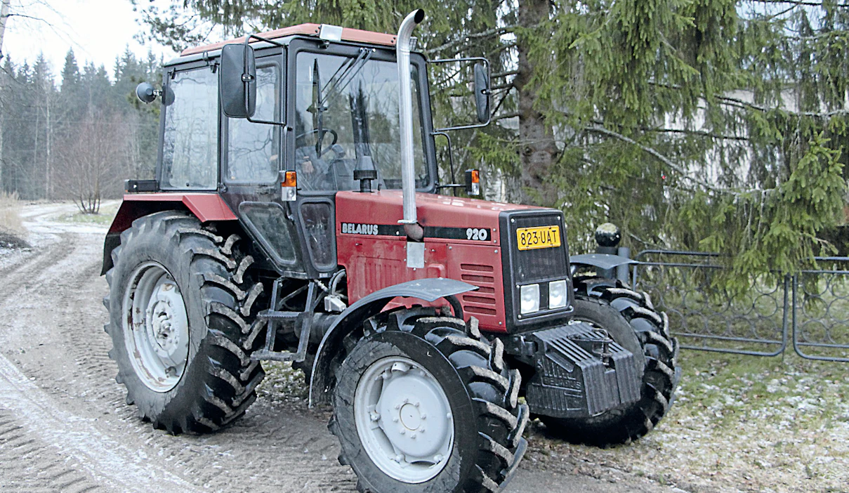 Belaruksen 240-sarjalaiset suorasuihkutusmoottorit olivat aikanaan kuuluisia verrattomasta sitkeydestään, mutta uudemmissa versioissa ei ole enää samaa riuskaaitävoimaa. Turbotus on halvin tapa saada pellin alle entisajan rähinää, eikö se tuleedes kovin kalliiksi. Ainoa ulospäin näkyvä muutos on suora pakoputki ja sille konepeltiin rälläköity lovi.