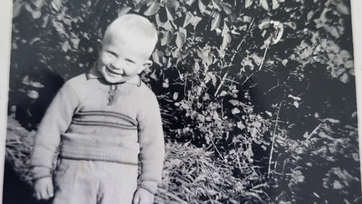 Martti Rytsä kuvattuna Taivassalossa Onnikmaan Vähätalon edustalla 1930-luvulla. Kuva on Vähätalon arkistosta.