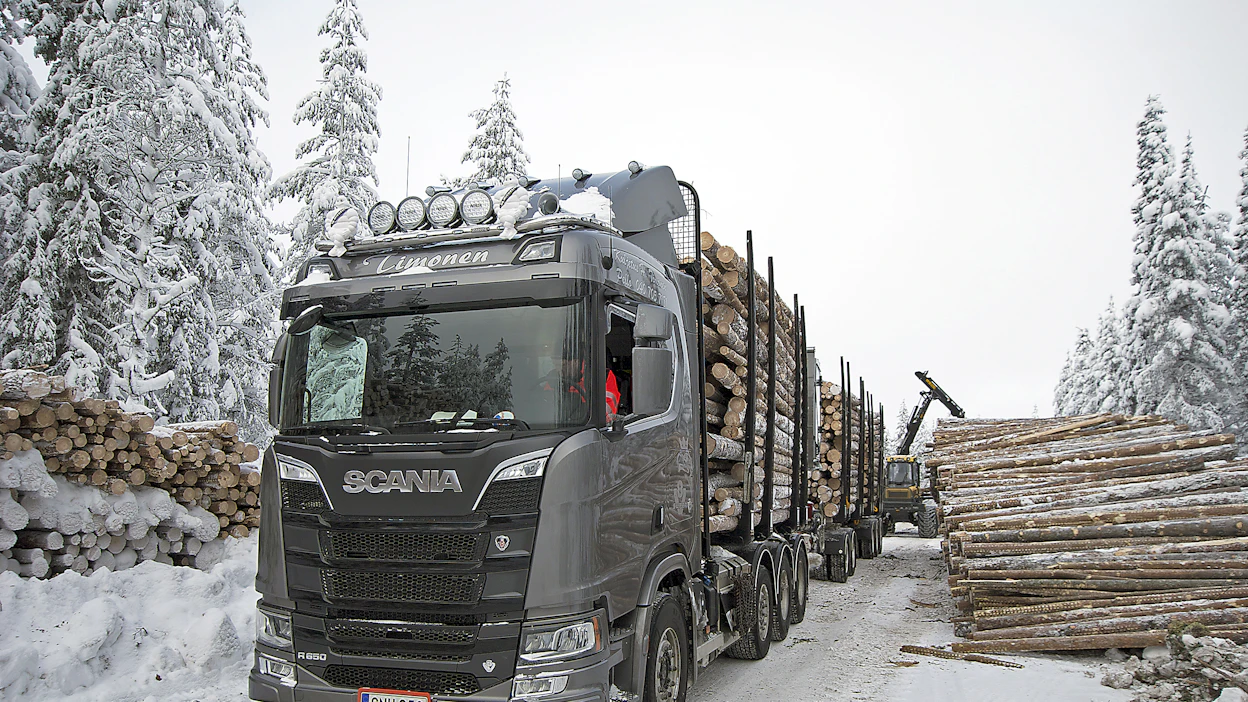 Diesel- ja biokaasuautojen selviytymistä puunkuljetuksesta eri olosuhteissa verrattiin kahdella testijaksolla, syyskuussa ja joulukuussa 2025. Kuvituskuva.