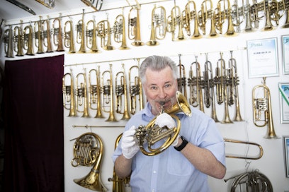 Käsityönä valmistettu B-käyräkornetti on kuulunut tsaarin henkivartiokaartin soittajalle. Petri Hämäläinen pitää sitä vain käsineet käsissä, jotta soitin ei tummuisi. 