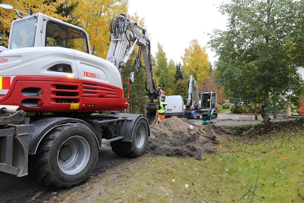 Esittely: Länsi-Suomen Verkkopalvelut Oy luottaa maakaapeloinnissa  Takeuchin kaivinkoneisiin – koneiden hydrauliikan pehmeys ihastuttaa, mutta  nopeutta saisi olla enemmän - Maarakennus - Koneviesti