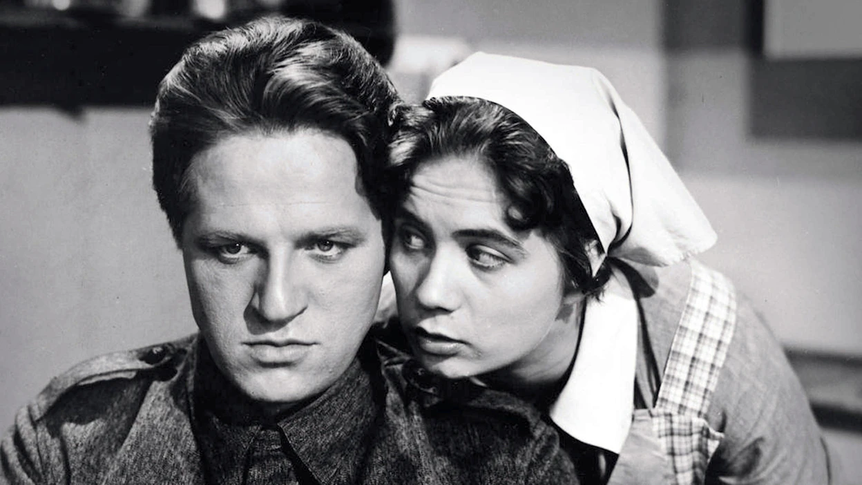 Katsotuimpien elokuvien 7. sijalla on vuoden 1938 filmi Rykmentin murheenkryyni. Jatko-osa, Rykmentin murheenkryynin poika, esitetään Yle TV1:llä maanantaina klo 13.24. Rooleissa Veikko Sinisalo ja Ritva Valkama.