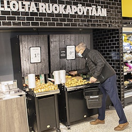 SOK:n pääjohtaja Hannu Krook valitsi lähituottajan irtoperunoita ostoskoriinsa helsinkiläisessä S-marketissa viime vuoden tammikuussa.