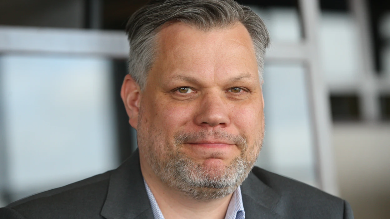 Veikkauksen vedonlyönnin johtaja Juha-Matti Mäkilä pahoittelee totopelien ongelmien jatkumista.