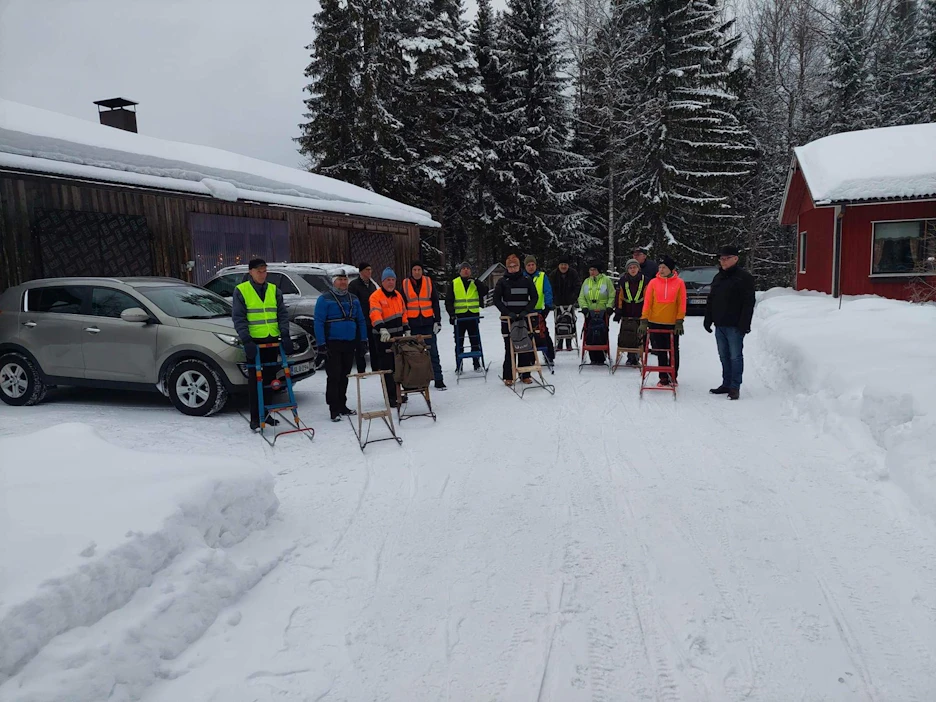 Potkukelkkojen kokoontumisajot alkoivat Riuttasten kylältä Kaarlo Karttilan luota, jossa napattiin muistoksi ryhmävalokuva.