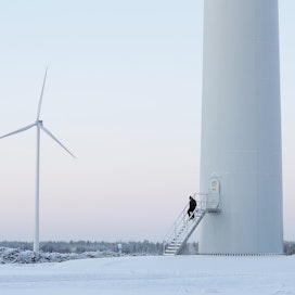 Sähkön hintaa on parin viikon aikana nostanut uusi ilmiö – tuulivoimaloiden lavat ovat yleisesti jäässä Perämeren ja Merenkurkun rannikolla.