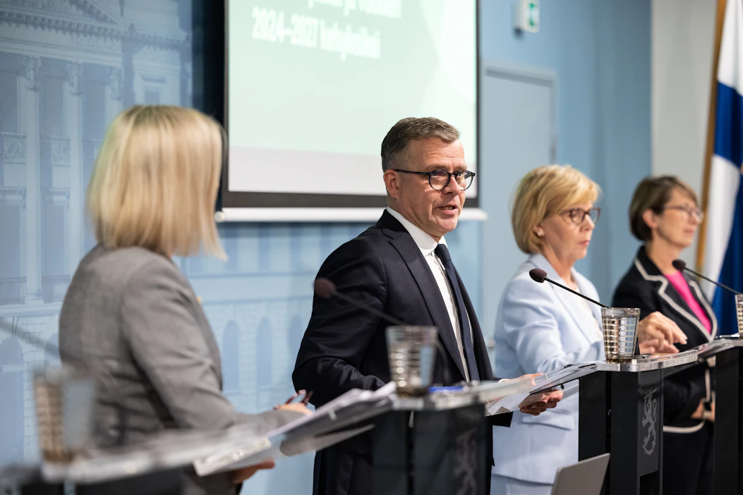 Hallituspuolueiden puheenjohtajat esittelivät budjettineuvotteluissa saavutettuja tuloksia tiistaina 19.9. Vasemmalta valtiovarainministeri Riikka Purra (ps.), pääministeri Petteri Orpo (kok.), opetusministeri Anna-Maja Henriksson (r.) ja maa- ja metsätalousministeri Sari Essayah (kd.).