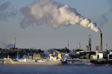 Raakaöljyn Brent-laadun hinta lähti maanantaina iltapäivällä yli 10 prosentin laskuun. Kuvassa Nesteen öljynjalostamo Porvoon Kilpilahdessa. LEHTIKUVA / Antti Aimo-Koivisto.