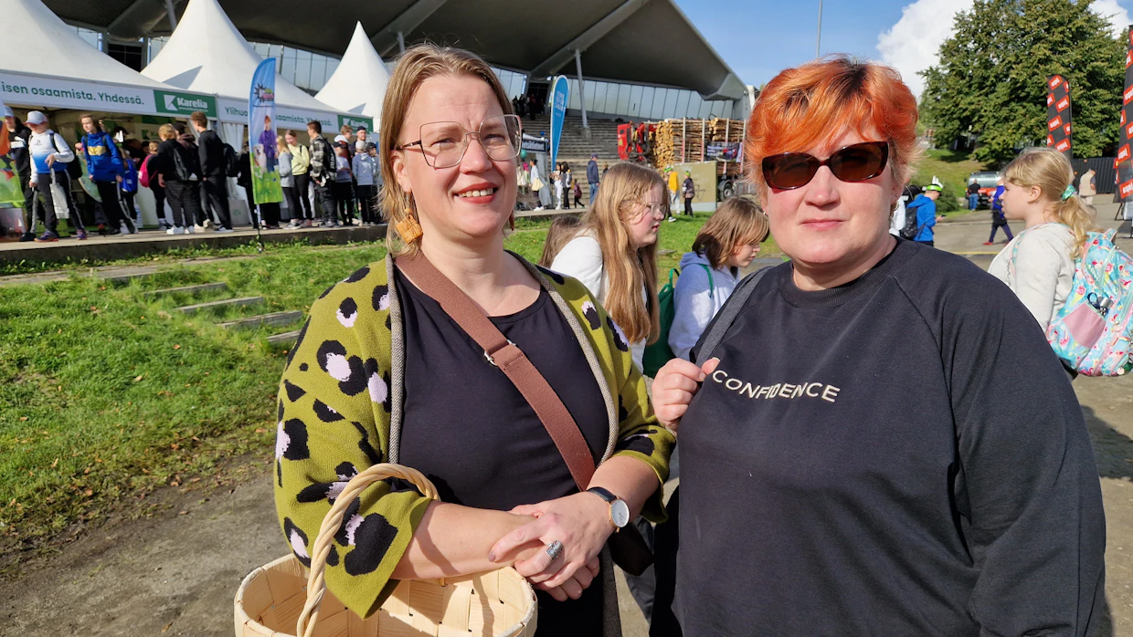 Anni Korhonen (vas.) ja Anu Eskelinen muistuttavat, että metsällä on muitakin rooleja kuin eurojen tuottaja.