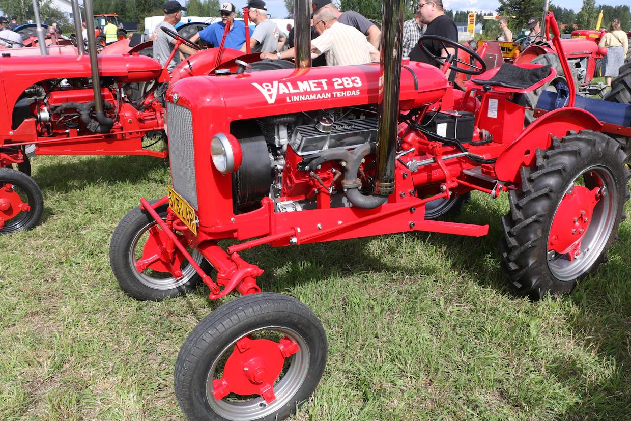 Valmet, piikkilangankiristäjä on saanut voimakoneekseen hieman tuoreemman moottorin. V8 antaa traktorille hieman tuhdimmat äänet ja enemmän voimaa. Voimansiirron komponentit ovat muuten alkuperäiset.