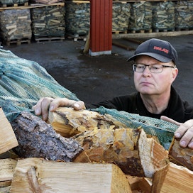 Toholampilainen Seppo Kulju polttaa oman metsänsä puita itse ja myy niitä polttopuiksi. 