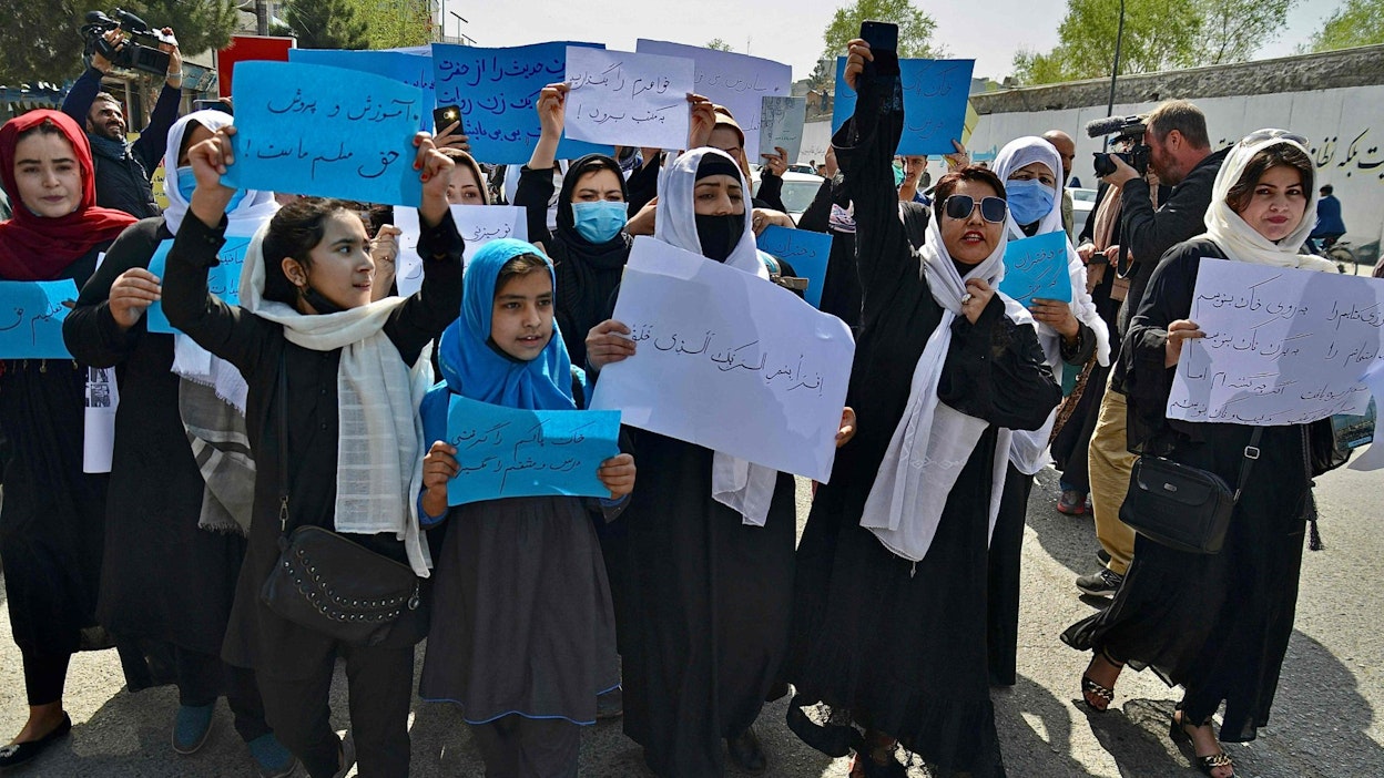 Naiset protestoivat maaliskuussa Afganistanin opetusministeriön edustalla vaatien koulujen avaamista naisille. LEHTIKUVA / AFP. 