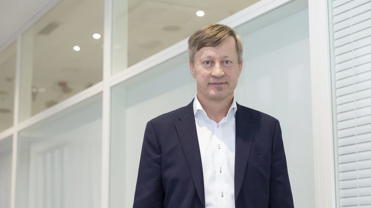 Itsekin hirsitalossa asuvan Seppo Romppaisen mukaan hirsitalo on energiatehokas ja ekologinen asumisratkaisu. ”Massiivihirrestä valmistettu rakennus ei tarvitse lisäeristystä.”
