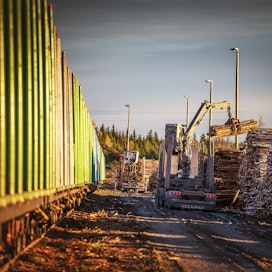 Stora Enso pyrkii tehostamaan puun rautatiekuljetuksia VR:n kanssa lisäämällä säännöllistä liikennettä vakioreiteillä ja nopeuttamalla vaunujen kiertoa. Puuta kuormattiin rautatievaunuihin Kiteen asemalla Pohjois-Karjalassa maanantaina.