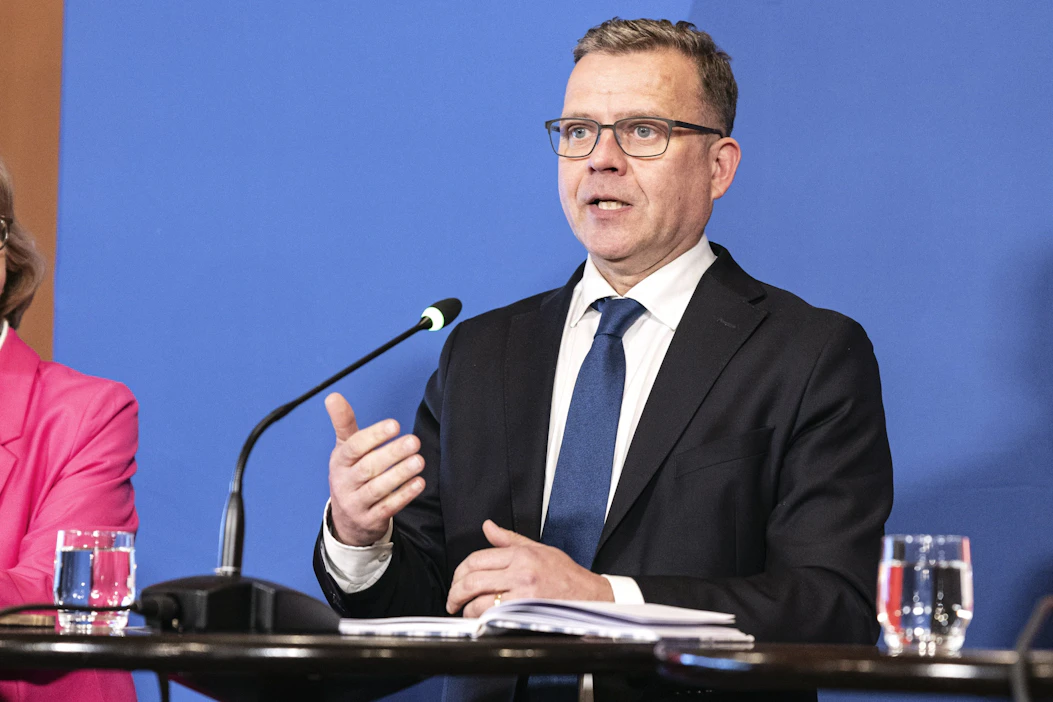 Kokoomuksen puheenjohtaja, hallituksen muodostaja Petteri Orpo (kok.) sanoi, että pelkkä kasvu ei riitä, vaan myös sopeutuksia tarvitaan..