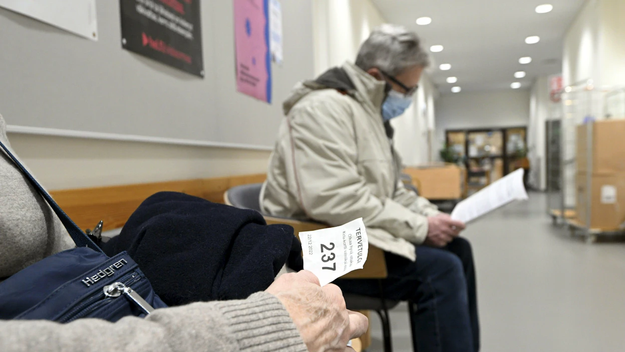 Puolueiden antamissa vastauksissa korostettiin sitä, että hyvinvointialueiden tulisi käyttää oikeuttaan alentaa maksuja tai jättää ne kokonaan perimättä, jos ne vaarantavat toimeentulon. LEHTIKUVA / Markku Ulander.