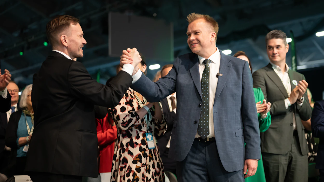 Keskustan puheenjohtajana jatkava Antti Kaikkonen sai onnittelut puoluesihteeri Antti Siika-aholta (vas.). ANSSI TAKALA / LEHTIKUVA.