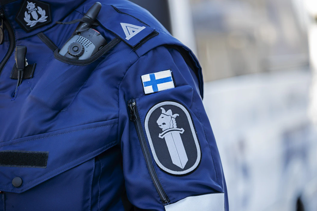 Poliisi epäilee 17-vuotiaan kuljettajan ajaneen huomattavaa ylinopeutta Huittisissa Satakunnassa sunnuntain vastaisena yönä tapahtuneessa ulosajossa. LEHTIKUVA / Timo Heikkala.