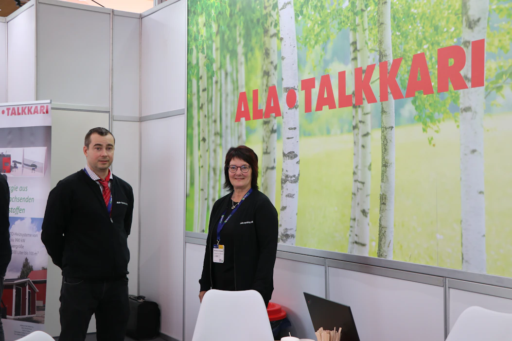 Mikko Alatalkkari ja Marketta Järviluoma ovat tyytyväisiä lämmityslaitteistojen kysyntään.