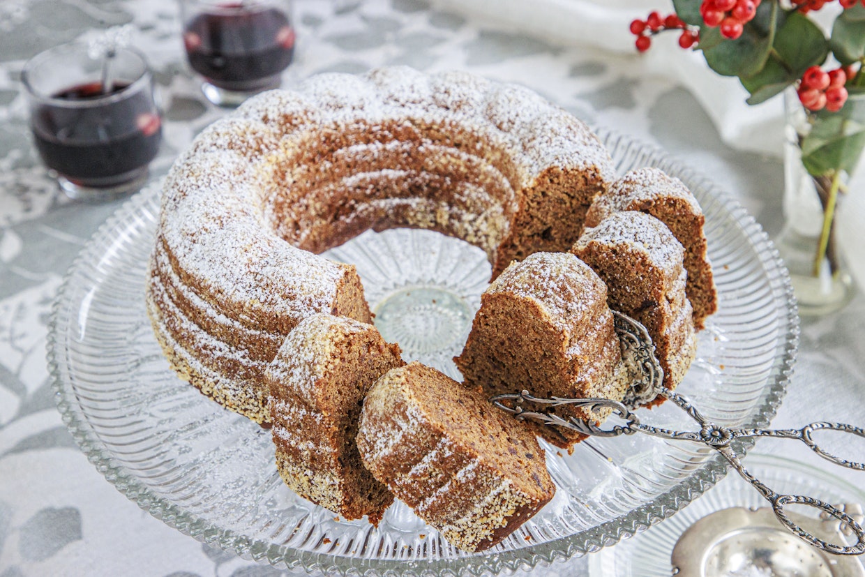 Perinteinen taatelikakku saa jouluista lisäaromia, kun keität taatelit soseeksi glögissä.